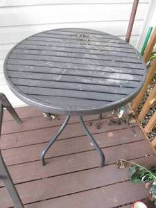 lot 183 image: Metal patio table