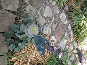 lot 192 image: Hanging solar light and metal frog decor