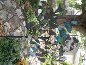 lot 193 image: 5 Foot tall spinning yard decor