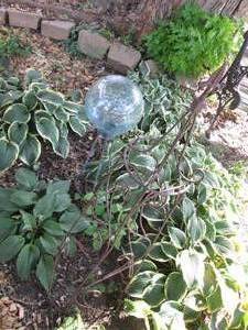 lot 194 image: Garden globe on stand and iron decor