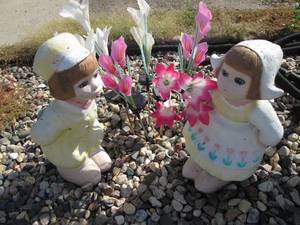 lot 208 image: 2 Cement figures with solar flowers
