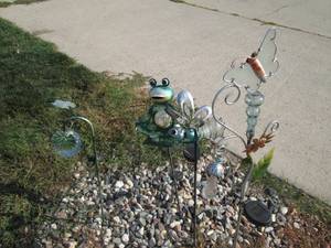 lot 210 image: 4 Solar garden decor pieces