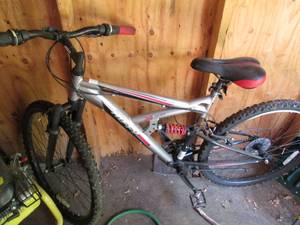lot 238 image: Huffy 18 speed Rock Creek mens mountain bike