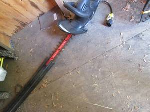 lot 242 image: Electric Remington hedge trimmer