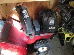 lot 3 image: Toro power shift 824 snowblower.  Ran when last used