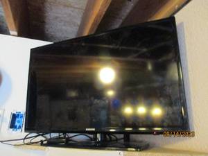lot 108 image: 32 Samsung flat screen tv with remote and Roku
