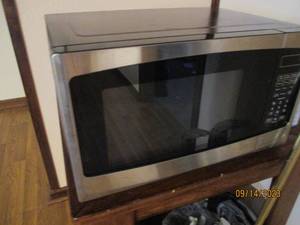lot 116 image: Insignia digital microwave (minus interior glass carousel)