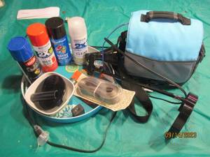 lot 125 image: Acrylic serving tray and bowl with insulated bag and some spray paint