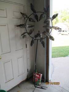 lot 82 image: Large metal spinning leaf windmill lawn ornament