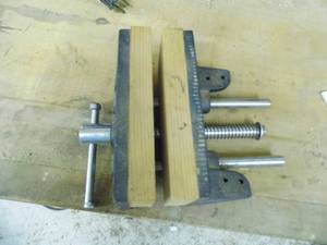lot 9 image: Heavy duty bench vise