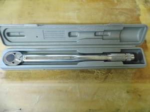 lot 24 image: Tool shop 12 click adjustable 150lb torque wrench and accessories 