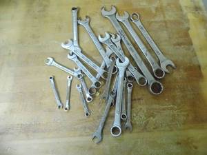 lot 30 image: Large SAE dual end wrench set with metal wrench organizer