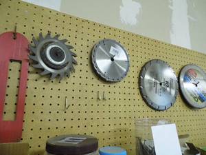 lot 262 image: All saw blades hanging on pegboard