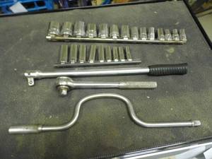 lot 279 image: Assortment of 12drive metric shallow Sockets,  ratchet,  speed ratchet and breaker bar along with a set of 38 deep well metric sockets