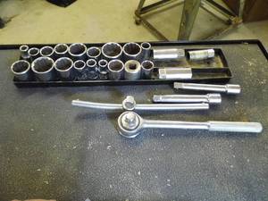 lot 293 image: Nice 12 drive socket set including ratchet, extensions and more