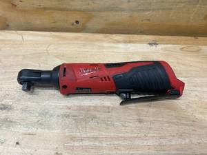 lot 23 image: MILWAUKEE M12 12V Lithium-Ion Cordless 38 in. Ratchet (Tool-Only)