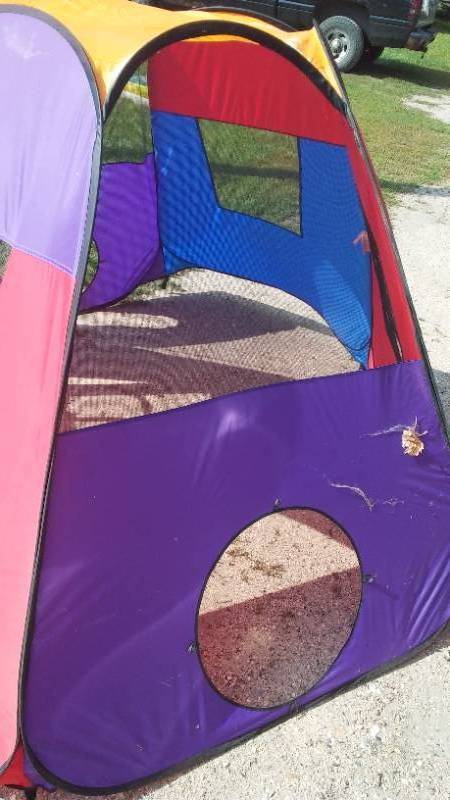lot 578X image: Six-Sided Kids Tent.