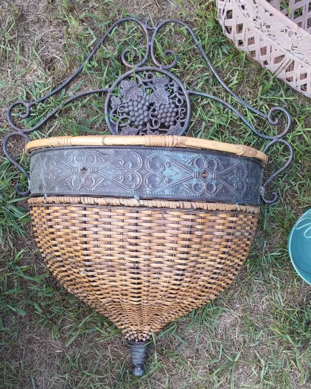 lot 572X image: Outdoor Metal Dcor Planters (4)