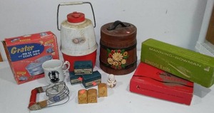 lot 511 image: Vintage Kitchen Wares.