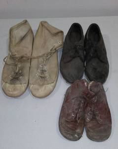 lot 520 image: Vintage Kids Shoes (3).