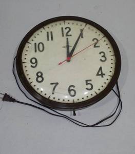 lot 528 image: Vintage Sunbeam Clock.