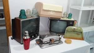 lot 557 image: Vintage Waffle Maker And More.