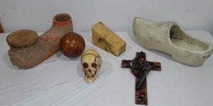 lot 563 image: Home Decor