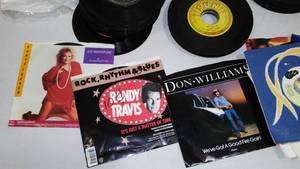 lot 582 image: Rubbermaid Tote with 45 Records
