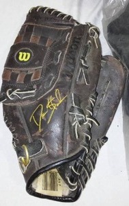 lot 614 image: Wilson Baseball Glove and Knee pads (new)