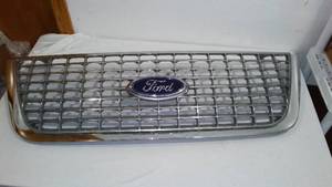 lot 813 image: 2003-2004 Ford Explorer Grill.