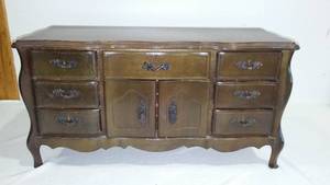 lot 841 image: Musical Wood Jewelry Box.