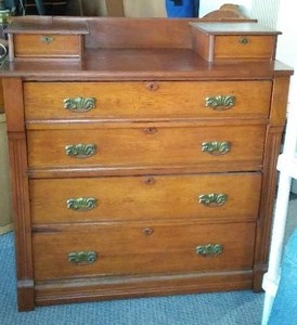 lot 860 image: Vintage Dresser with 4 Drawers.