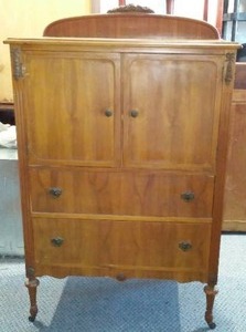 lot 861 image: Vintage Dresser with 5 Drawers on Wheels.