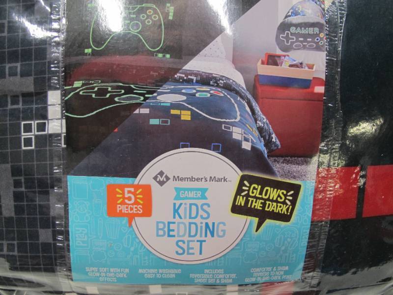 lot 450 image: NEW Members Mark Glow-in-the-Dark Bed-in-a-Bag Kids Comforter Set (5-Piece Twin) - Gamer
