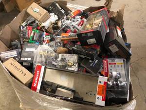 Gaylord of Door Handles and Hardware Various Models and Conditions    Customer Returns See Pictures