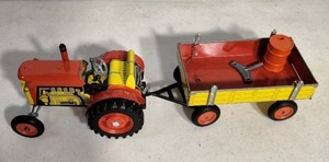 lot 229 image: Vintage Schylling Collector Series Tractor & Trailor, Tin