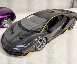 lot 239 image: Pair of Maisto Lamborghini 118 Scale Diecast Cars