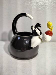 lot 248 image: Fun Vintage Sylvester the Cat and Tweety Bird Teapot