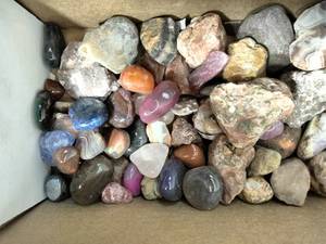 lot 268 image: Box of Bulk Mix Stones, Rocks and Agates