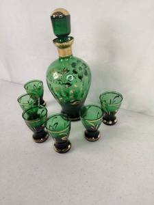 lot 290 image: Vintage Green Glass Decanter with (6) Matching Cups
