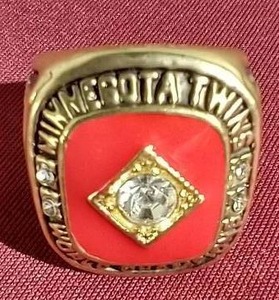lot 54 image: 1991 Minnesota Twins World Series Championship Replica Ring - Awesome