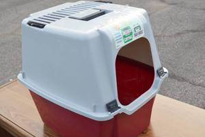 lot 108 image: Covered Cat Litter Box