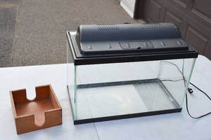 lot 109 image: 20 x 10 x 13 Fish Tank  Small BoxTray