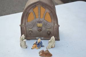 lot 116 image: Vintage Nobility Radio  Ceramic Figurines