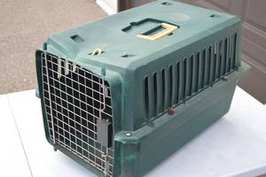 lot 120 image: Medium Size Pet Kennel