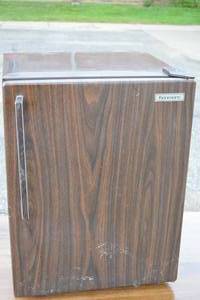 lot 166 image: Kenmore Mini Fridge 17.5 x 18.5 x 24.5
