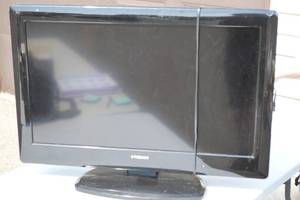 lot 10 image: Used Polaroid TV - Stand has a screw loose