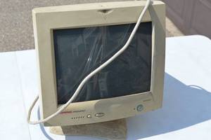 lot 18 image: Vintage Compaq Presario MV500 Computer