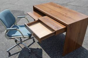 lot 25 image: Rolling Chair with Desk