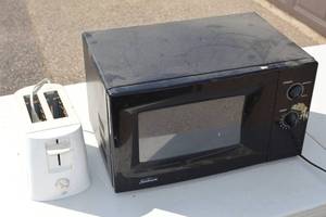 lot 228 image: Toaster and Microwave